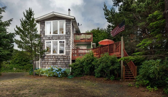 Private Beach Home On 1+ Wooded Acre, *Pet Friendly*, Hot Tub, Pool Table, One Minute Walk to Beach in Lincoln Beach