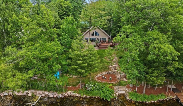 Private beach house in charming Pound on a clear, sandy full rec lake in Pound