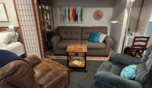 Private entrance/space. Peaceful getaway. Close to events. King bed. Amenities! in Dubuque