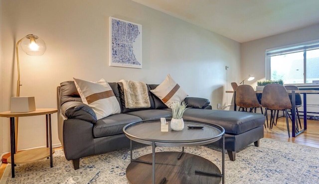 Private-Entry Apt Near Med Center + Parking in Milwaukee