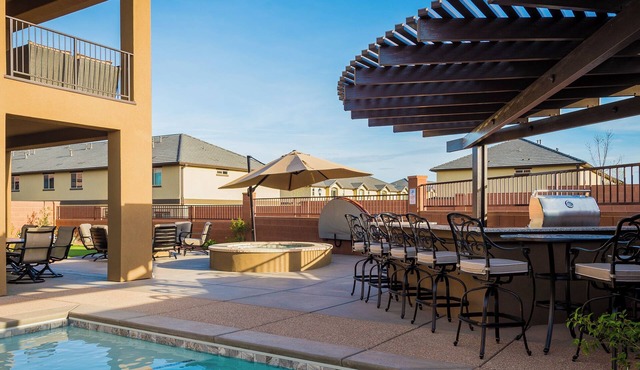 PRIVATE POOL PALACE- 6 BR 8 Bath Retreat with Private Pool, Spa & Putting Green in Santa Clara