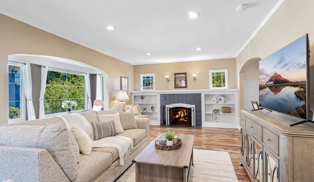 Queen Anne Charm Near Tech Hubs & Entertainment in Seattle