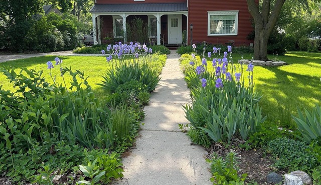 Red House Over Yonder - Completely renovated early 1900s farmhouse in Fort Atkinson