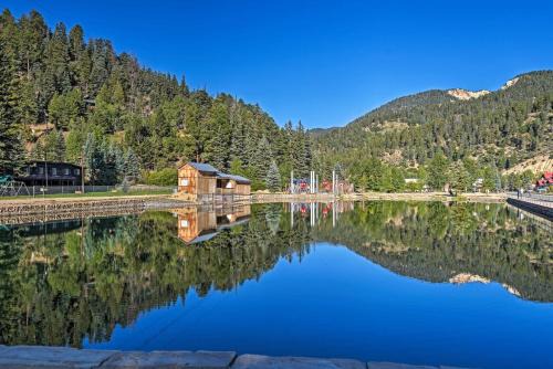 Red River Townhome with Balcony & Mtn Views! in Red River