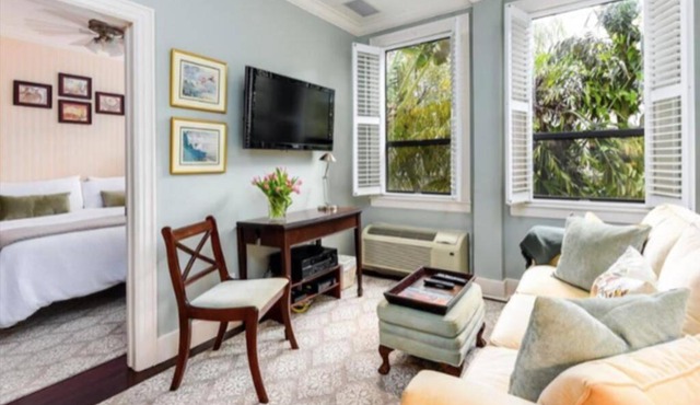 REGENCY APARTMENT Palm Beach in Palm Beach