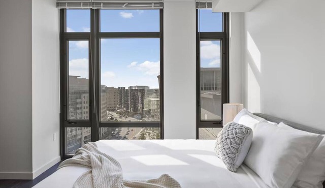 Relax at Spacious Apartment w/Full Kitchen & Rooftop Access | Landmarks Nearby in Arlington