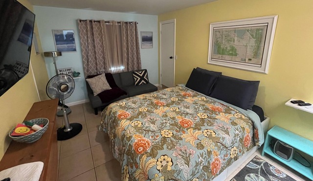 Relaxing 1-bedroom studio in Lake Worth Beach with WiFi and free parking in Lake Worth Beach