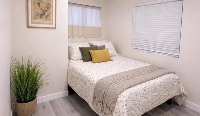 Relaxing 1 private bedroom in peaceful Hawthorne with AC near LAX/SOFI/BEACHES in Hawthorne