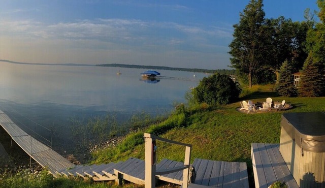 Relaxing cottage on Burt Lake in Brutus