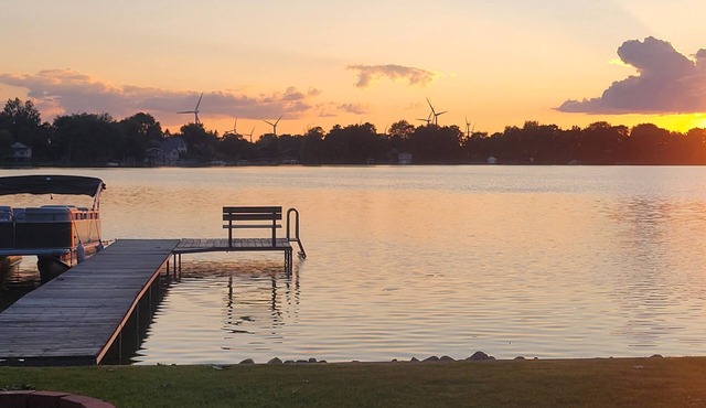 Relaxing lakeside cottage just 20 minutes from Road America & Fond du Lac. in Saint Cloud