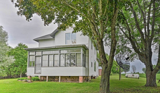 Remodeled Cecil Farmhouse, Near Shawano Lake! in Cecil