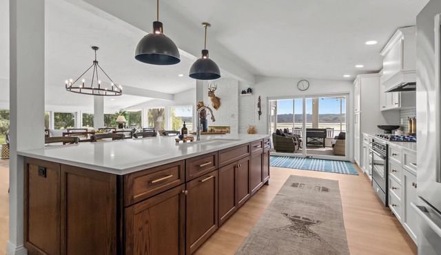 Remodeled Lake Retreat: Putting Green & Game Room+Bar! Forever Wild Views in Green Lake