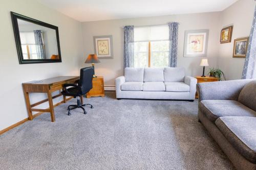 Retreat to Bass Creek 2 BR Apartment A Your Escape in Janesville
