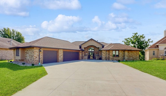 Riverfront home with pool, hot tub & sauna - perfect location in Wrightstown