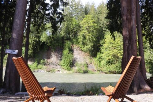 Riverfront w Cedar Hottub, Sauna, Movie Theatre in Granite Falls