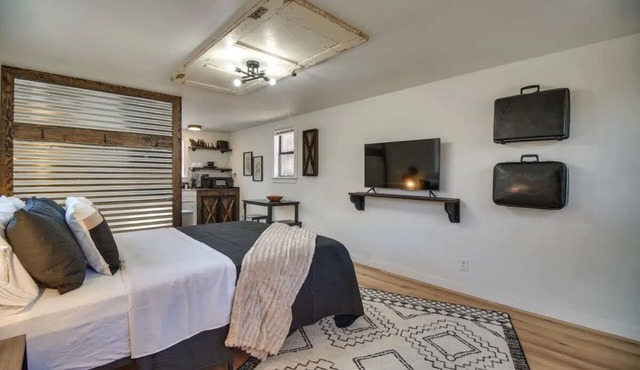 Rustic Cabin! Close to Downtown Siloam Springs in Gentry