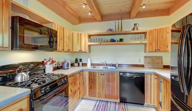 Rustic, dog-friendly cabin with wood-burning stove, lake & mountain views in Sagle