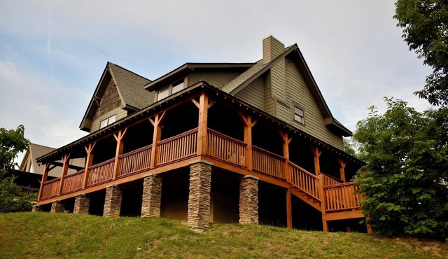 Rustic Lodge in Mountains with tranquility and luxury in Gated Community. in Gatlinburg