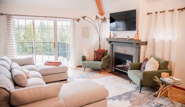 Sage & Pine Modern Townhome in Klamath Falls