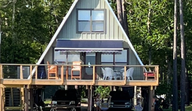 Sandy Beach, gorgeous sunsets, great front porch view! in Fairhope