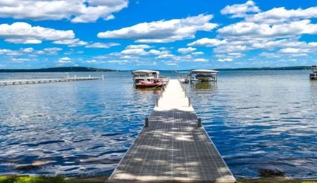 Sandy Beach Lakefront Cottage on Green Lake Terrace in Markesan