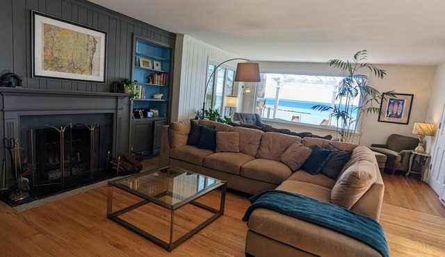Scenic Waterfront Lake Michigan Escape in Racine