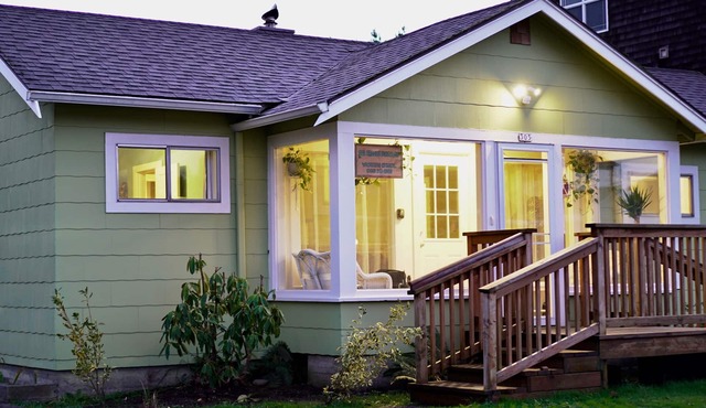 SeaBreeze Bungalow - 1/2 block to beach - Pets OK! Private Home - Fully Fenced in Seaside