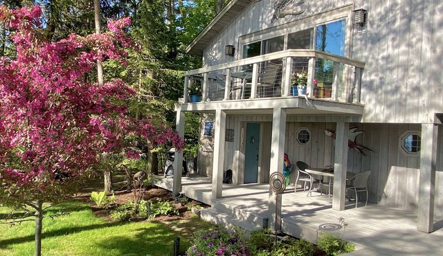 Seagull Beach Guest House, Unique Lake Michigan Cottage on private beach in Sheboygan