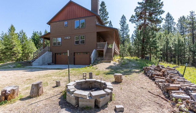 Secluded cabin on 6 acres- wood fireplace- sleeps 11 in Cascade