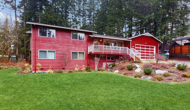 Secluded Modern Escape in Snohomish with Private Sport Court in Snohomish
