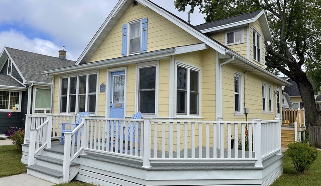 See the Lake! Hear the Waves! Steps to the Beach! Entire cottage. 2 bikes. in Two Rivers
