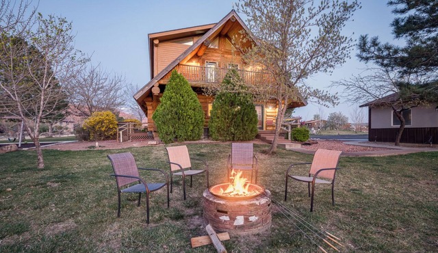 SENDERO - Sleeps 17, trailer parking, hot tub, playground, gorgeous views! in Moab