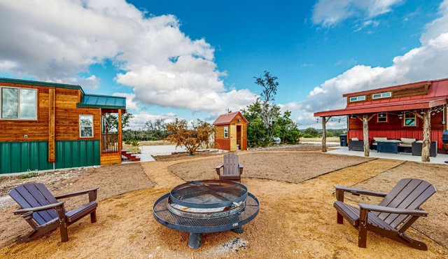 Serene cabins with full kitchens, AC + free wifi in Harper