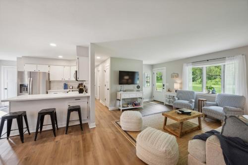 Serenity on Strauss 400 - Cozy Duplex in Prime Location in Green Lake