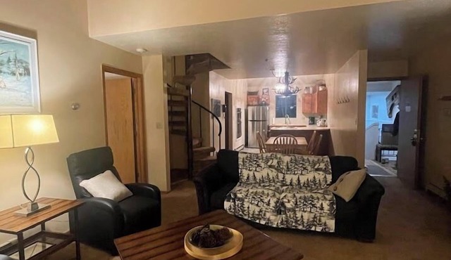 Ski in/out condo with three queens in Eden