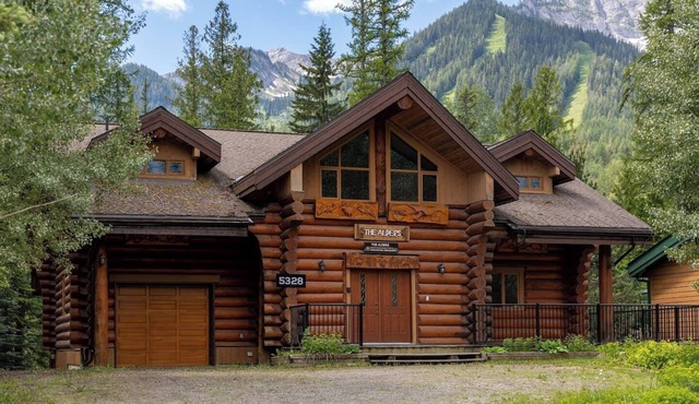 Ski In/Out to your Hot Tub. Pool Table in Fernie