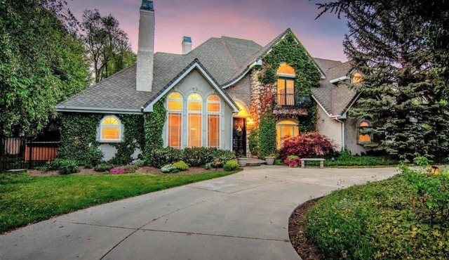 Sleeps 20 *Luxury Estate *A+Area *Hotub *Game Room in Holladay
