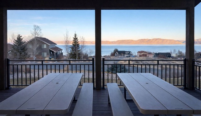 Sleeps 22 : Lake-View Retreat with Game Room, Kayaks & Fire Pit in Garden City