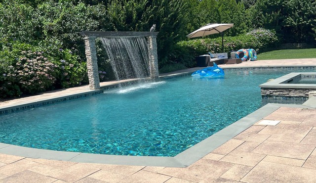 Southampton Paradise with Saltwater Pool & Spa & 3 minutes to Best Beach in USA in Southampton