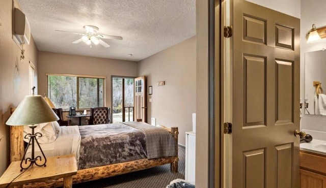Southfork Lodge - Riverside Inn in Lowman