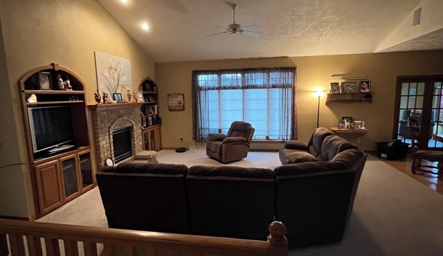 Spacious 4-bedroom house. 23 miles to Lambeau Field and 21 miles to EAA Oshkosh in Appleton