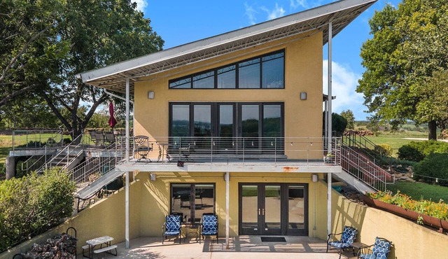 Spacious 4-bedroom vacation home 16 minutes from University of Kansas in Lawrence