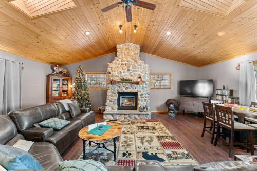 Spacious 4BR Cabin Sleeps 12 Games Near Dells in Lyndon Station