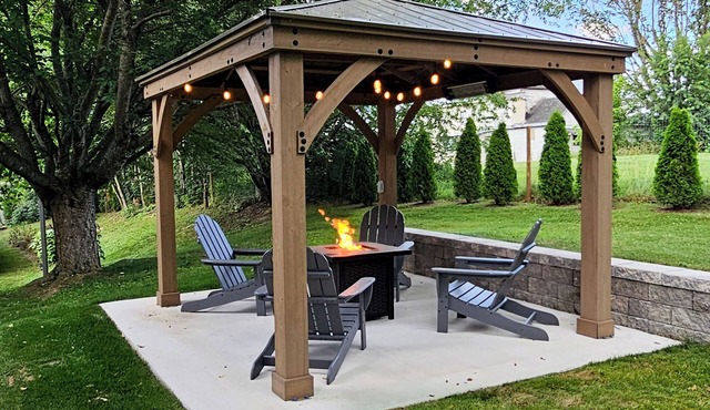 Spacious 4BR House near VT and Downtown w/Gazebo in Christiansburg