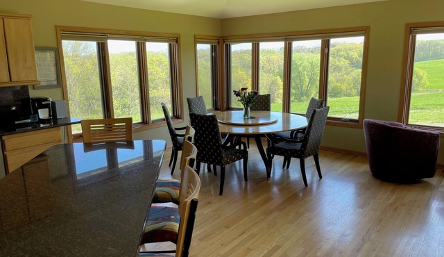 Spacious 5-bedroom 80 acres family farm retreat with AC, WiFi in rural Verona in Verona