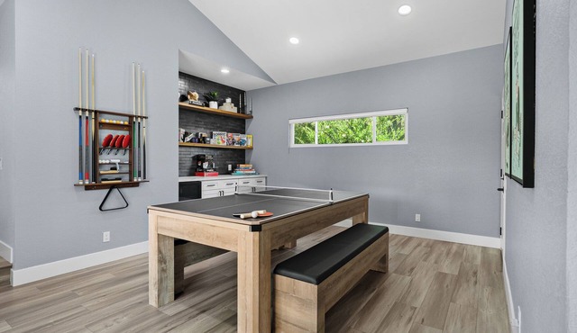 Spacious 5-Bedroom Family Retreat + Game Room. Sleeps 12! in Escondido