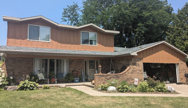 Spacious 5-bedroom house in Green Bay with WiFi, AC available for 2025 NFL draf in Green Bay