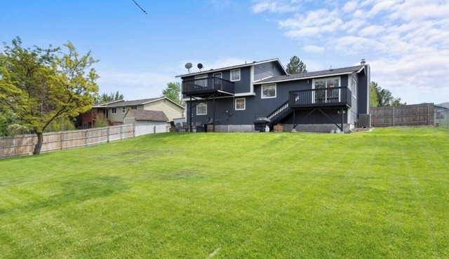 Spacious 5-bedroom townhome in charming Benton City in Benton City