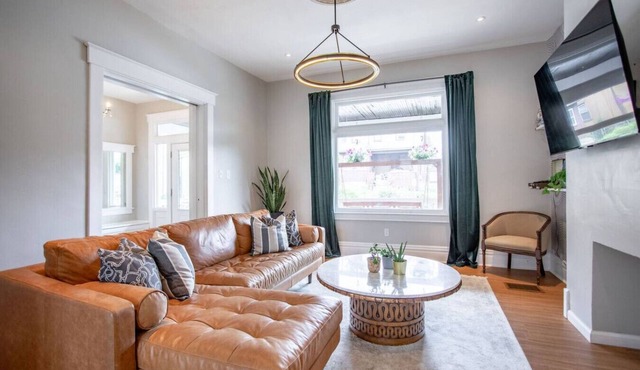 Spacious 5BR Home | Great for Groups & Families in Pittsburgh