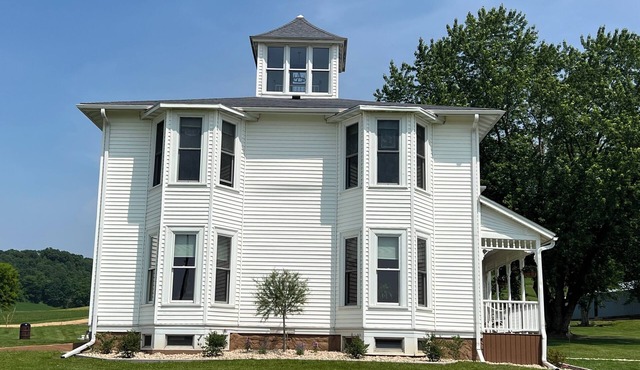 Spacious 6-bedroom house in the hills of the Driftless Area in Richland Center